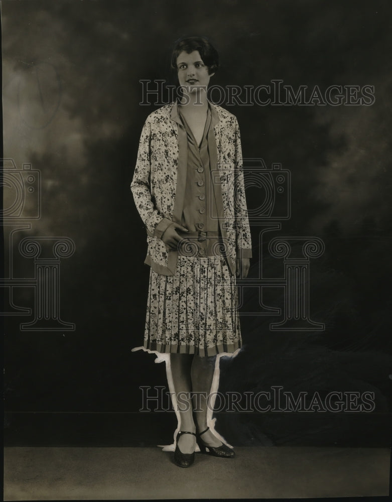1927 Press Photo Canary Sports Frock in Creme Linen &amp; Yellow Crepe - ney15070 - Historic Images