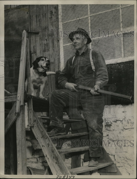 1944 Press Photo Farmer Walter jones on Guard, Defying Union UMW District 50-Historic Images