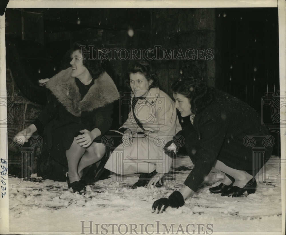 1939 Press Photo Boston University Sister Students During Snowball Fight-Historic Images