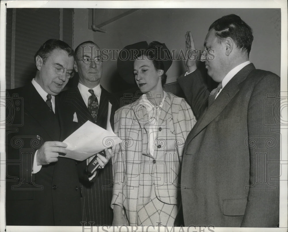 1942 Press Photo Leon Henderson Taking Oath as Price Administrator in Washington - Historic Images