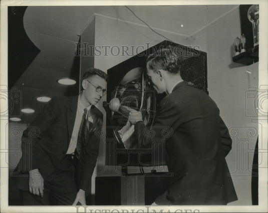 1933 Press Photo Boyd Phelps Radio Amateur Looks at Beamcaster Short Wave Radio - Historic Images