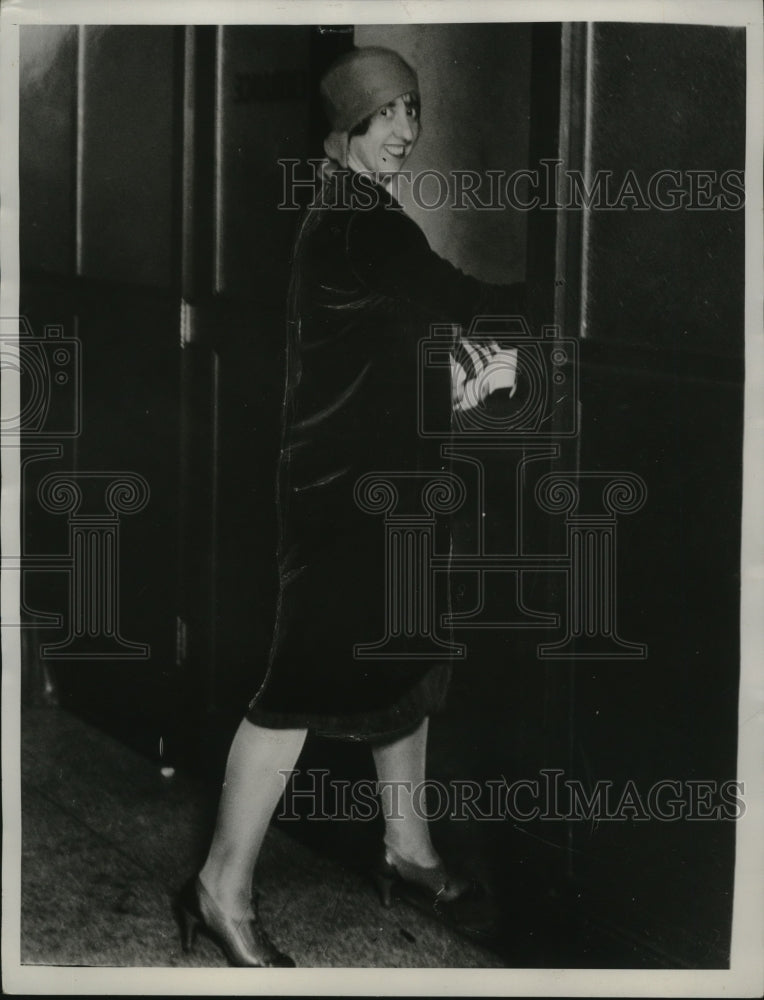 1934 Press Photo Berthel Gregory, Indicted by Grand Jury for Perjury Los Angeles - Historic Images