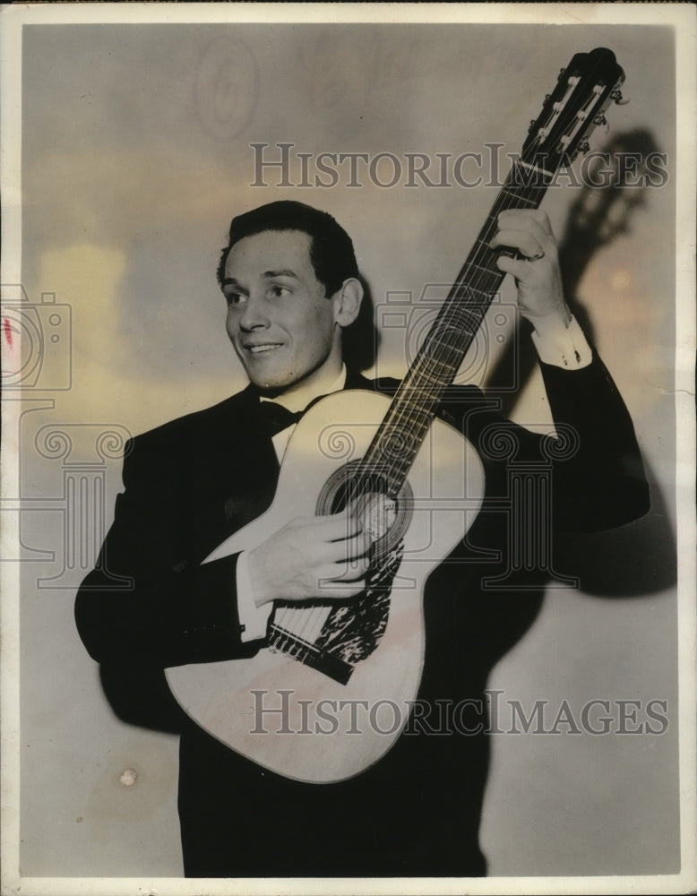 1943 Press Photo Tito Guiza Mexican Singing Guitarist on Duffy&#39;s Program-Historic Images