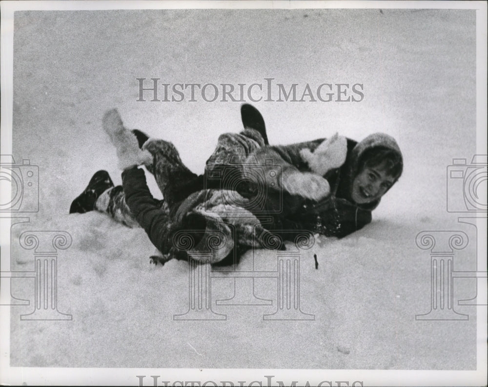 1965 Press Photo Sharon Spencer and Eileen Hyland of Cleveland Play in Snow-Historic Images