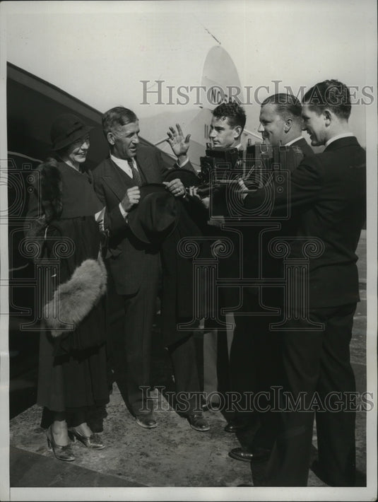 1933 Press Photo Harry Bell & Wife Mistaken for Gary Cooper by Photographers - Historic Images