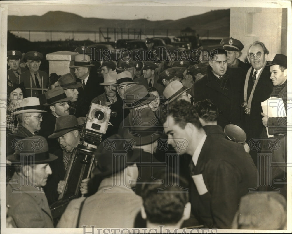 1939 Press Photo Tom Mooney Leaving San Quentin Prison After Bombing Pardon - Historic Images