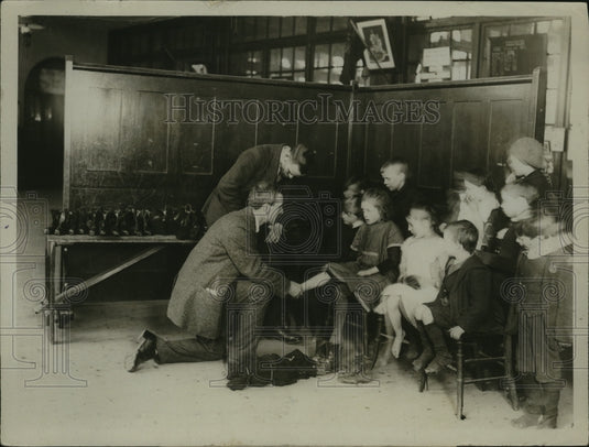 1918 Press Photo Orphan London Schoolchildren Fitted with New Shoes - Historic Images