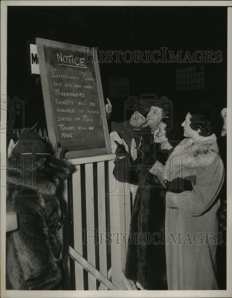 1937 Press Photo Passengers Read with Dismay Sign Announcing Ship No Passengers - Historic Images