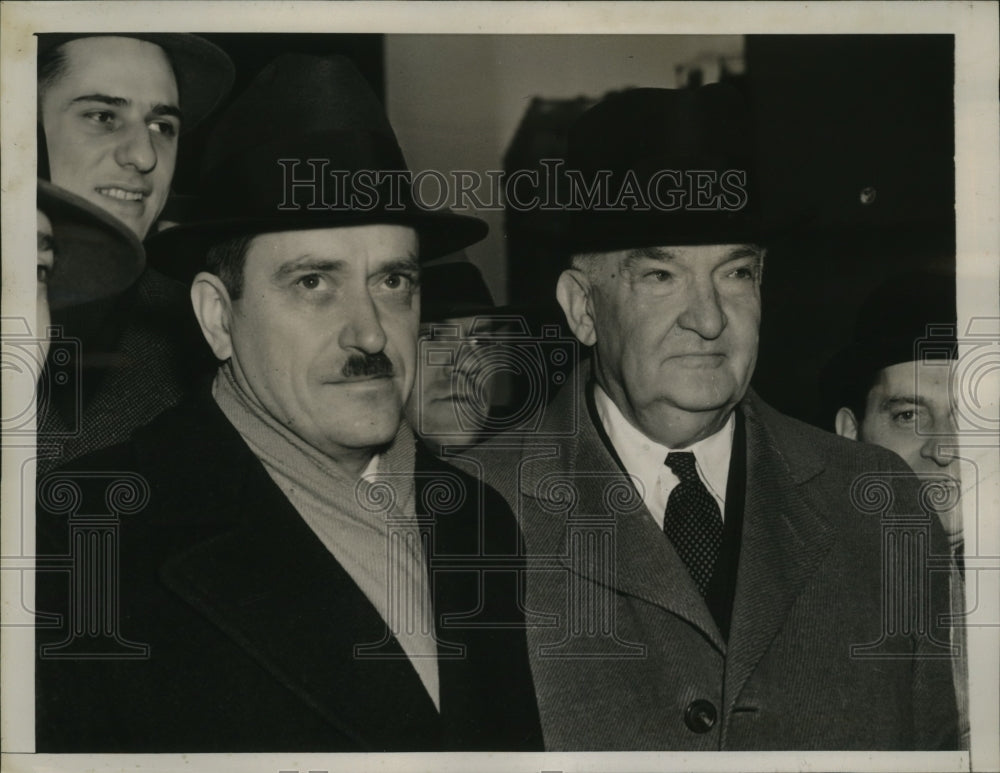 1940 Press Photo Earl Browder Communist Leader Arrives for Passport Fraud Trial - Historic Images