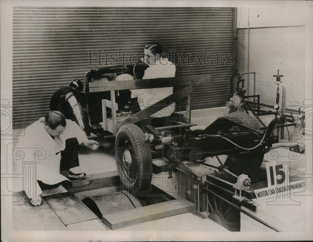 1936 Press Photo Institution of Automobile Engineers Scientists in New Lab - Historic Images