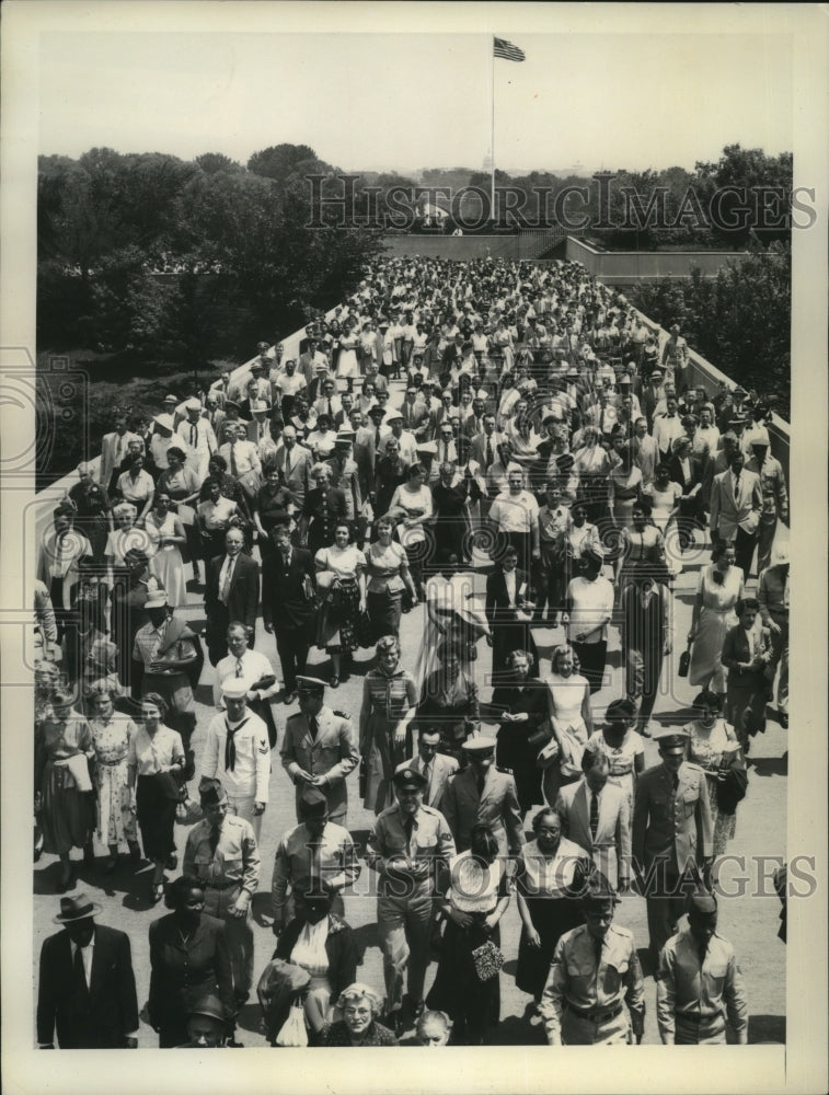 1955 Press Photo Defense Department Employees Returning to Pentagon - ney20948-Historic Images