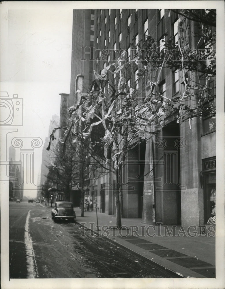 1945 Press Photo Tree Decorated w Tinsel &amp; Streamers in New York - ney20995-Historic Images