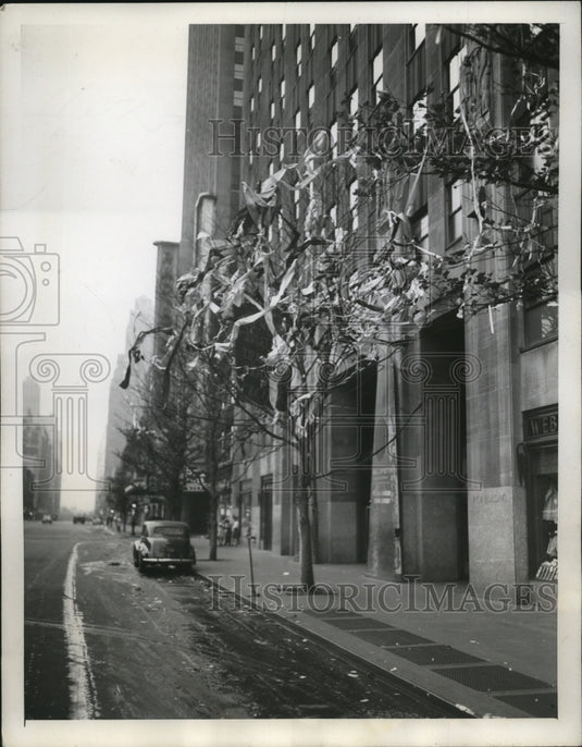 1945 Press Photo Tree Decorated w Tinsel & Streamers in New York - ney20995-Historic Images