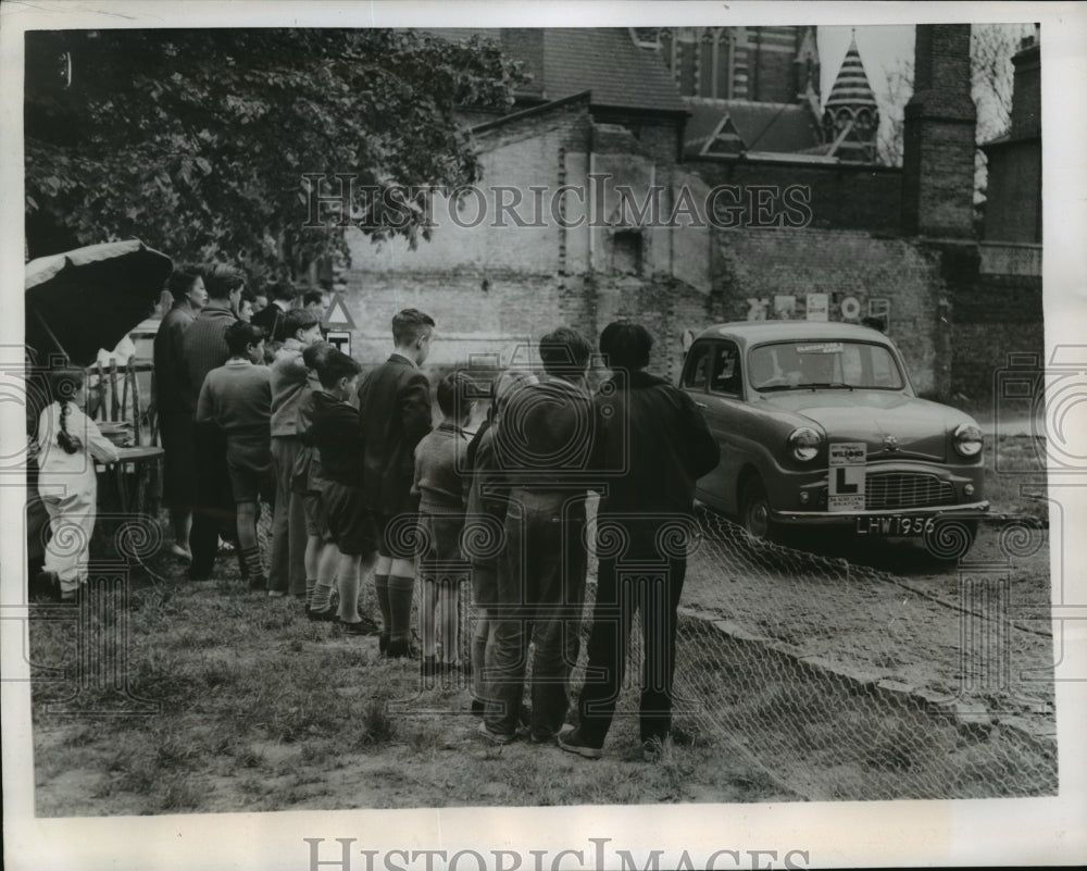 1957 Press Photo London Children at Private Race Track of Leslie Wilson - Historic Images