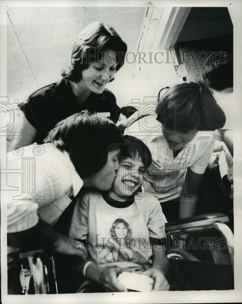 1978 Press Photo Lee Stimson Receives Kisses from New England Medical Nurses-Historic Images