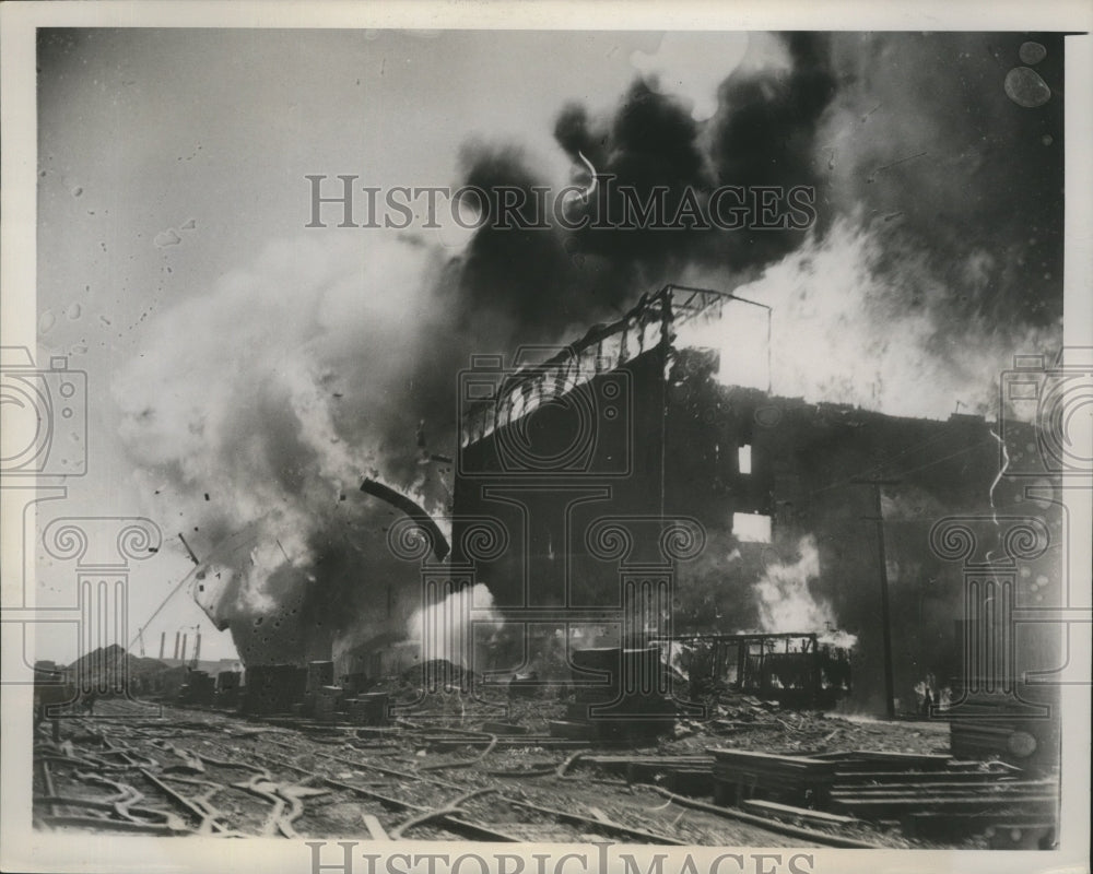 1939 fire from explosion guts grain elevators in Chicago  - Historic Images