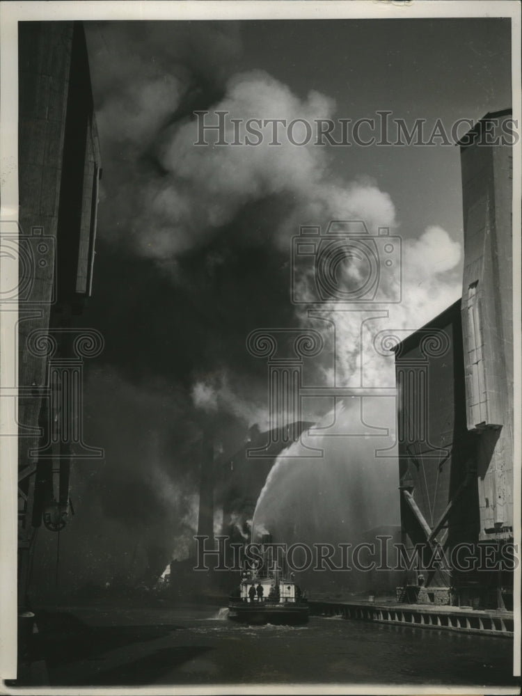 1939 Press Photo Fireboat Joseph Medill in heart of grain blaze inferno - Historic Images