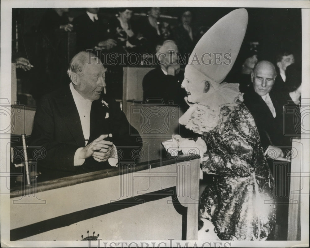 1934 Press Photo Lord Lonsdale meets a clown - ney23097 - Historic Images