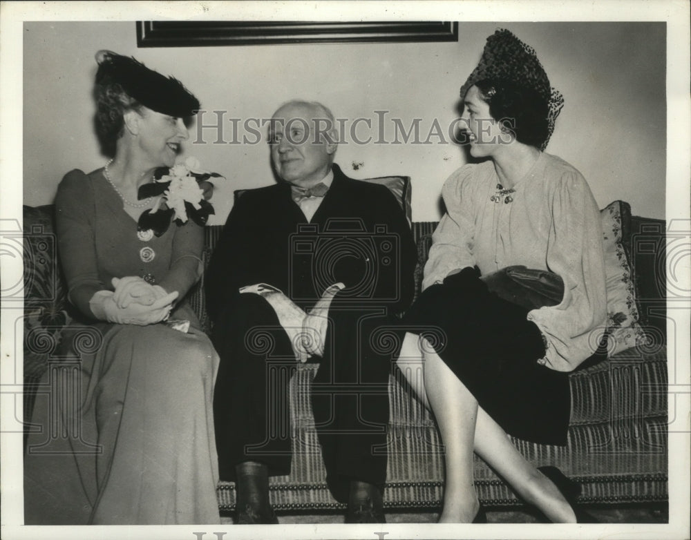 1939 Press Photo Walter Damrosch Meets with American Lyric Theater Women - Historic Images