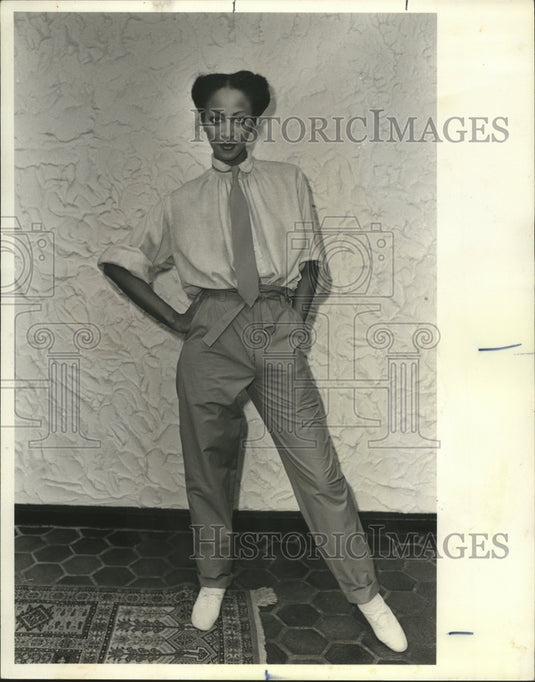 1977 Press Photo Model wears Anne Klein outfit from sportswear collection-Historic Images