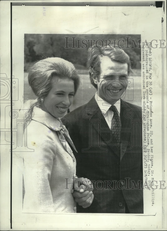 1973 Press Photo Princess Anne, Lt Mark Phillips at Buckingham Palace, England - Historic Images