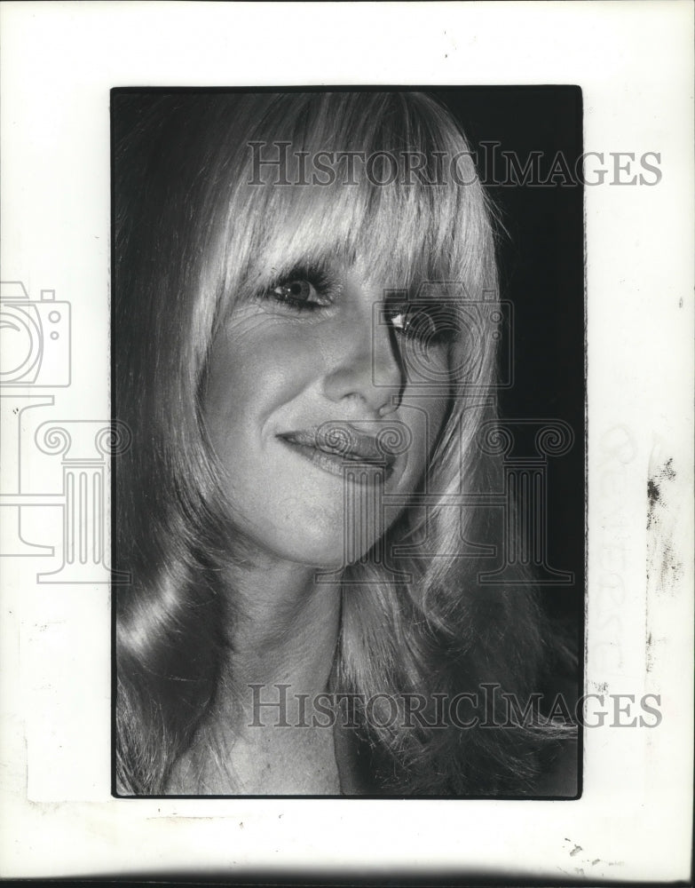 1981 Press Photo Interview with Suzanne Somers at Flint Auditorium in Michigan - Historic Images