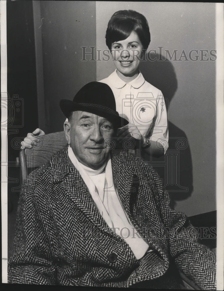 1966 Press Photo Actor Noel Coward &amp; His Nurse Kathleen Donaha Passavant Hospita- Historic Images