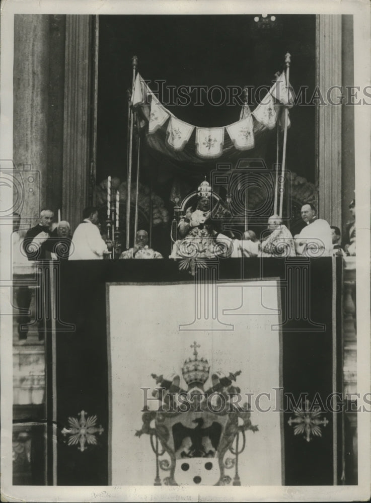 1937 Press Photo Pope blesses crowd on St. Peters Square on Easter Sunday-Historic Images