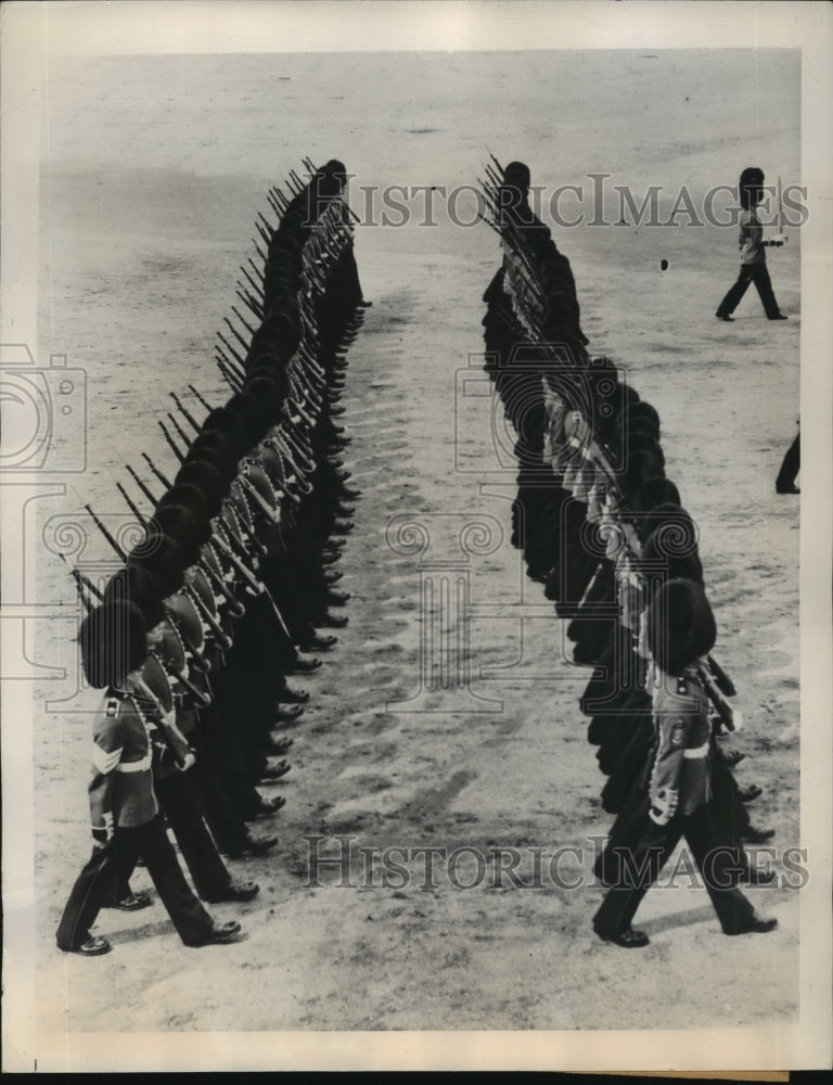 1948 Press Photo Horse Guard in Full Dress For Trooping of the Color in London- Historic Images