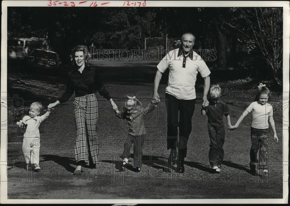 1977 Press Photo Senator Strom Thurmond, Wife Nancy & Children Julia, Strom Jr-Historic Images
