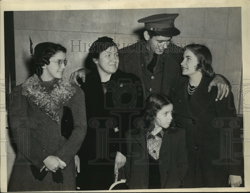 1940 Elizabeth Henry, Mrs OA Henry, Pvt Alfred Henry &amp; Norma Steffen - Historic Images