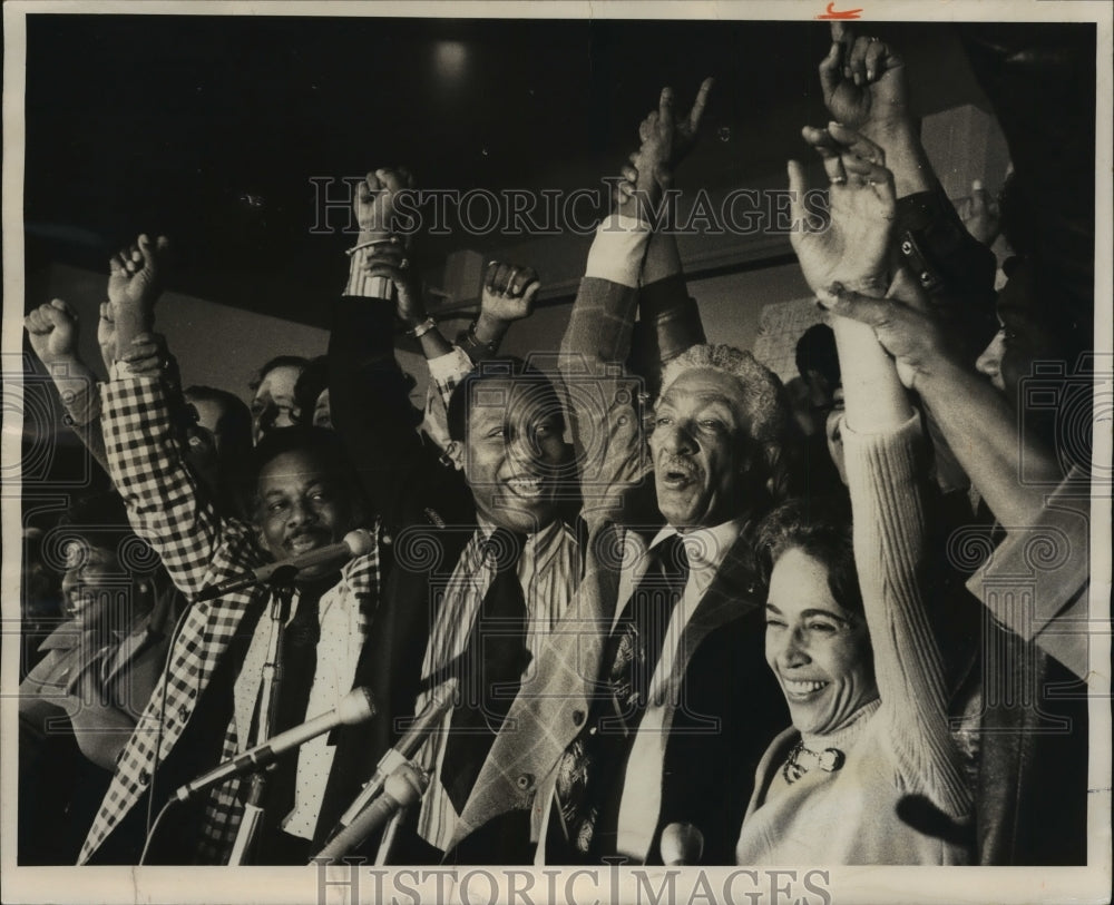 1976 Press Photo Ralph Metcalfe surrounded by family and supporters - ney24424 - Historic Images