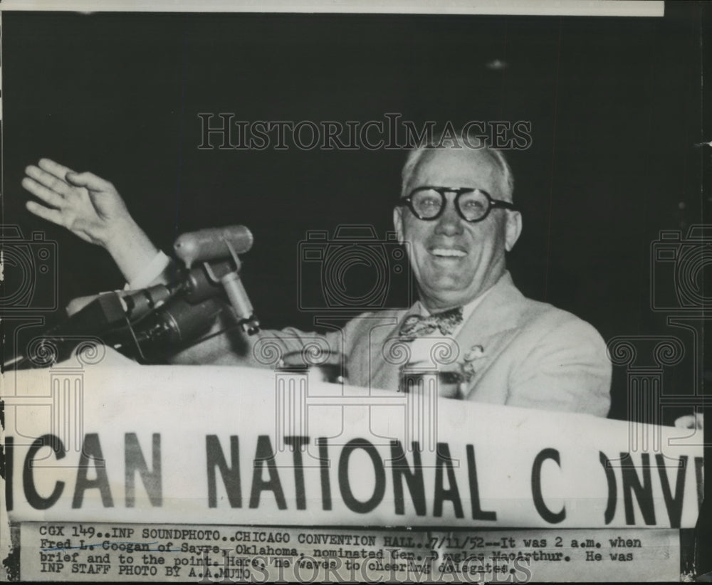 1952 Press Photo Fred L Coogan Nominating Gen MacArthur Chicago Convention Hall - Historic Images