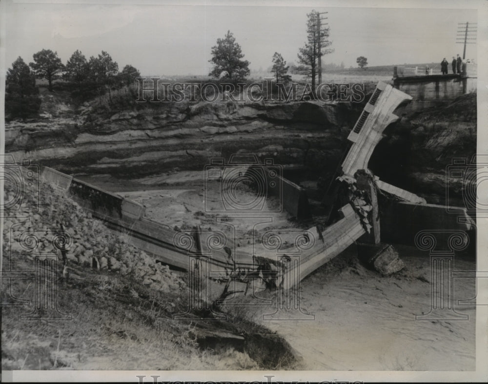 1935 Press Photo Denver Colorado Springs Highway Over Pine Creek Collapses - Historic Images