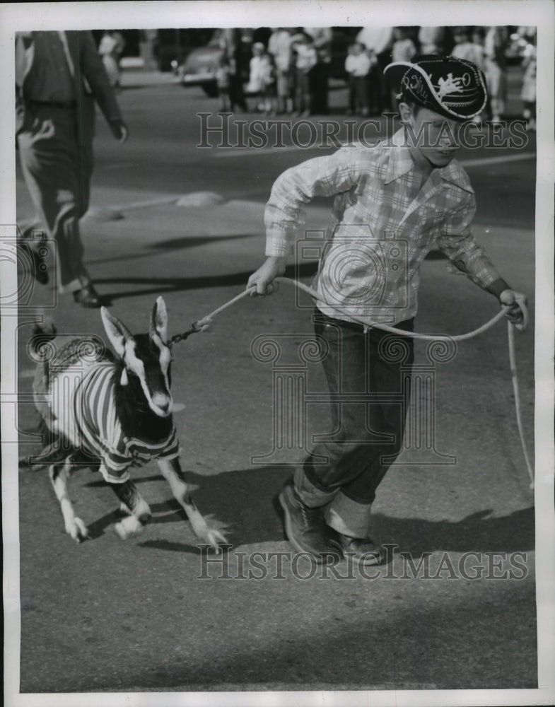 1955 Press Photo sweater-wearing goat entered in Kiwanis Pet Parade in Topeka-Historic Images