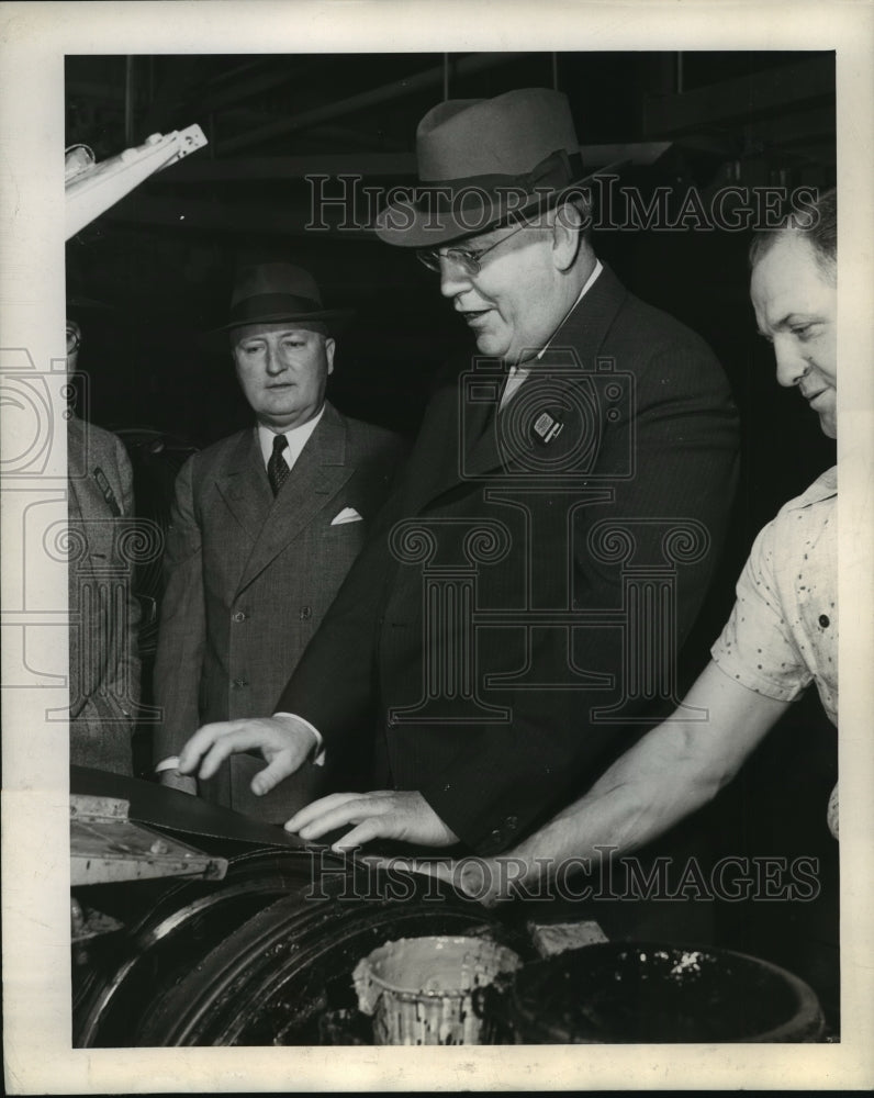 1943 Press Photo Col Bradley Dewey Inspects Firestone Tire &amp; Rubber Company-Historic Images