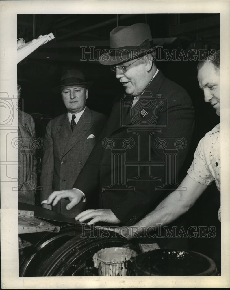 1943 Press Photo Col Bradley Dewey Inspects Firestone Tire & Rubber Company-Historic Images