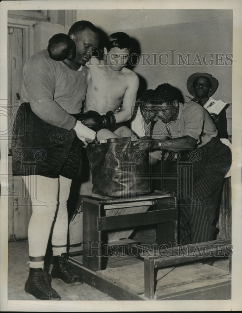 1940 Press Photo They're Not Expecting to Get Big Fellow in That Little Suitcase - Historic Images