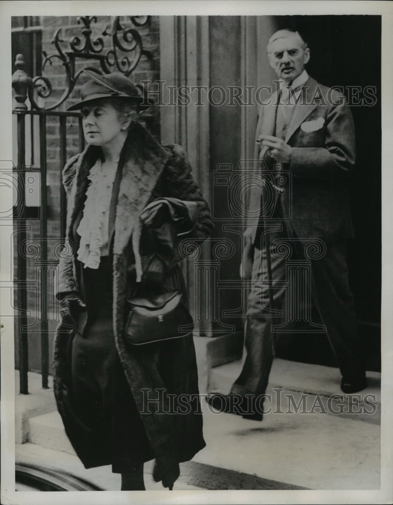 1938 Press Photo Premier &amp; Mrs Chamberlain Leaving No. 10 Downing After Cab Meet-Historic Images