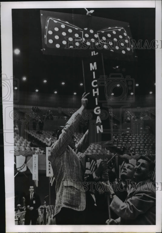 1960 Press Photo Members of Michigan Delegation Attach Painting Atop Sign - Historic Images