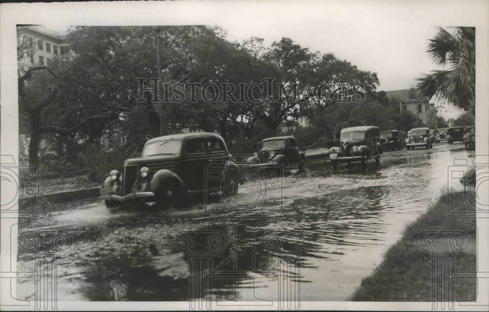 1938 Press Photo Autos Fording Water-Filled Streets After Heavy Rain Storm - Historic Images