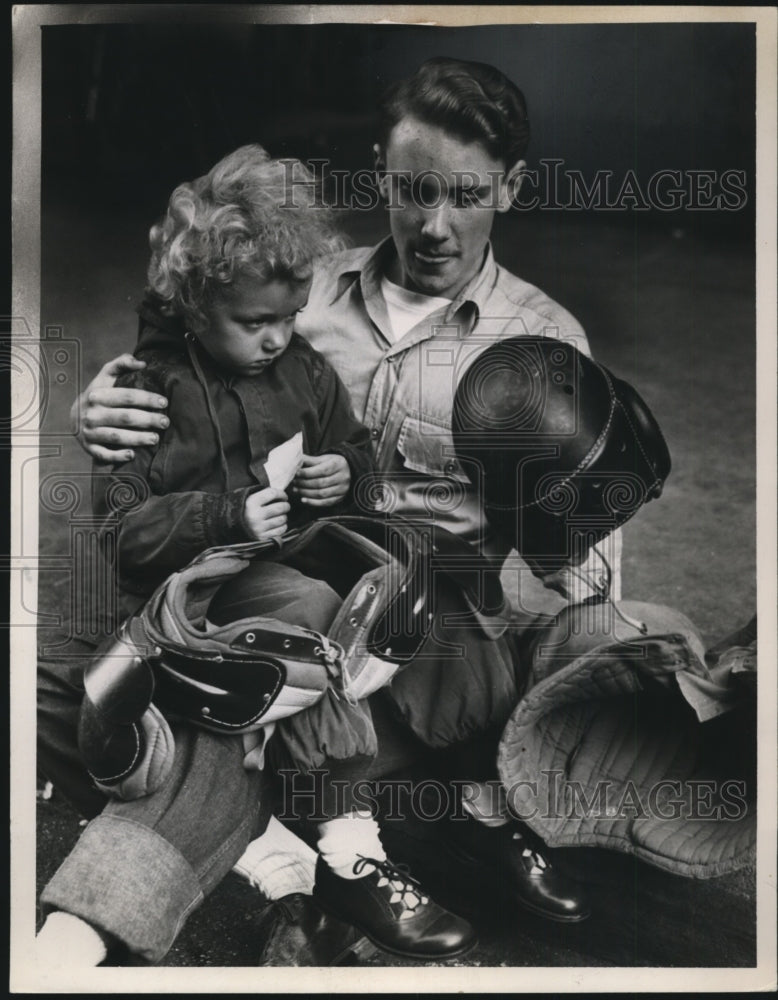 1947 Press Photo Susan Strimple &amp; Bob Robertson at White Elephant Sale-Historic Images