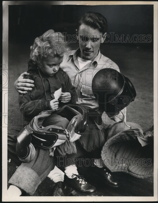 1947 Press Photo Susan Strimple & Bob Robertson at White Elephant Sale-Historic Images