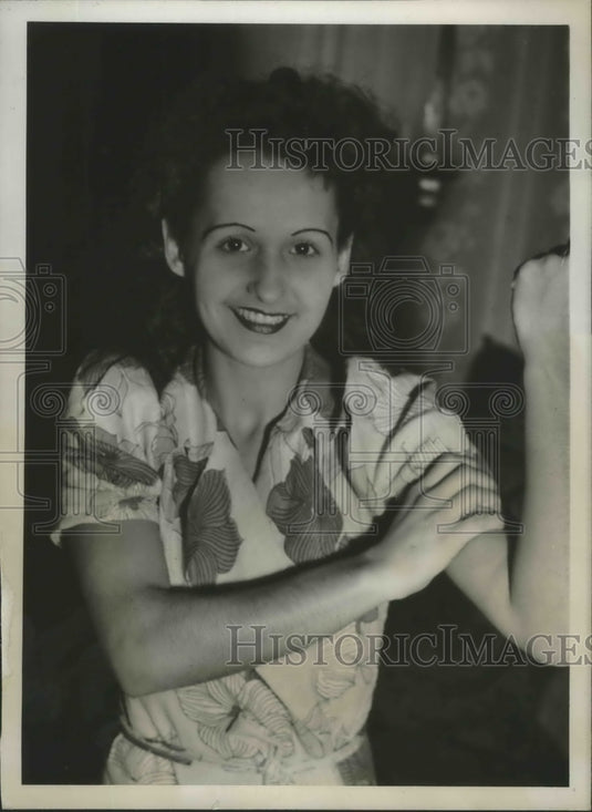1948 Mrs Margin Sopjack Fights Off Purse Snatcher in Cleveland Ohio - Historic Images