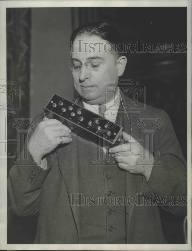 1933 Press Photo Piano-Type Pitch-Board in Use at the Metropolitan Opera House - Historic Images