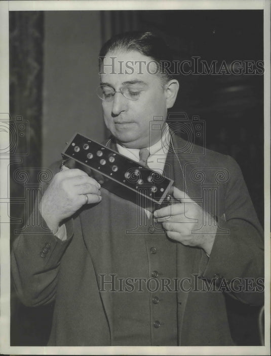 1933 Press Photo Piano-Type Pitch-Board in Use at the Metropolitan Opera House - Historic Images