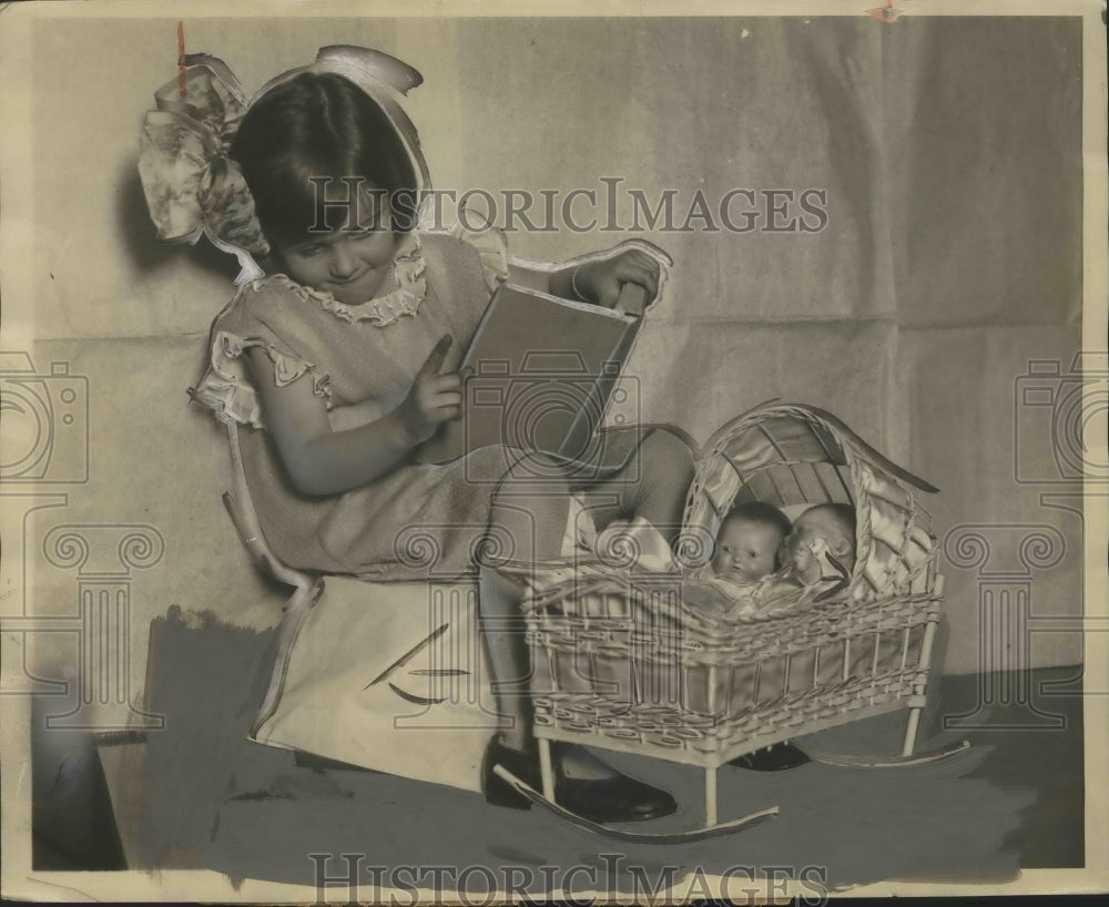 1925 Press Photo Dorothy Lewis Believes in Bed Time Stories for Her Dolls - Historic Images