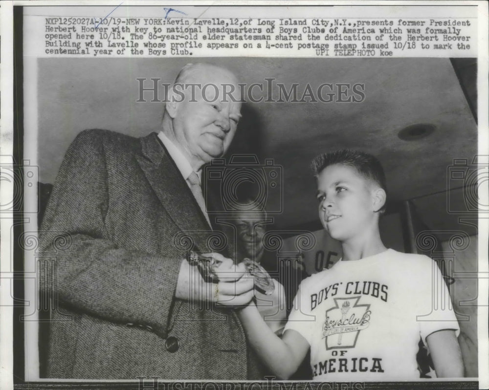 1960 Press Photo Kevin Lavelle Presents Former Pres Hoover Key to Boys Clubs- Historic Images