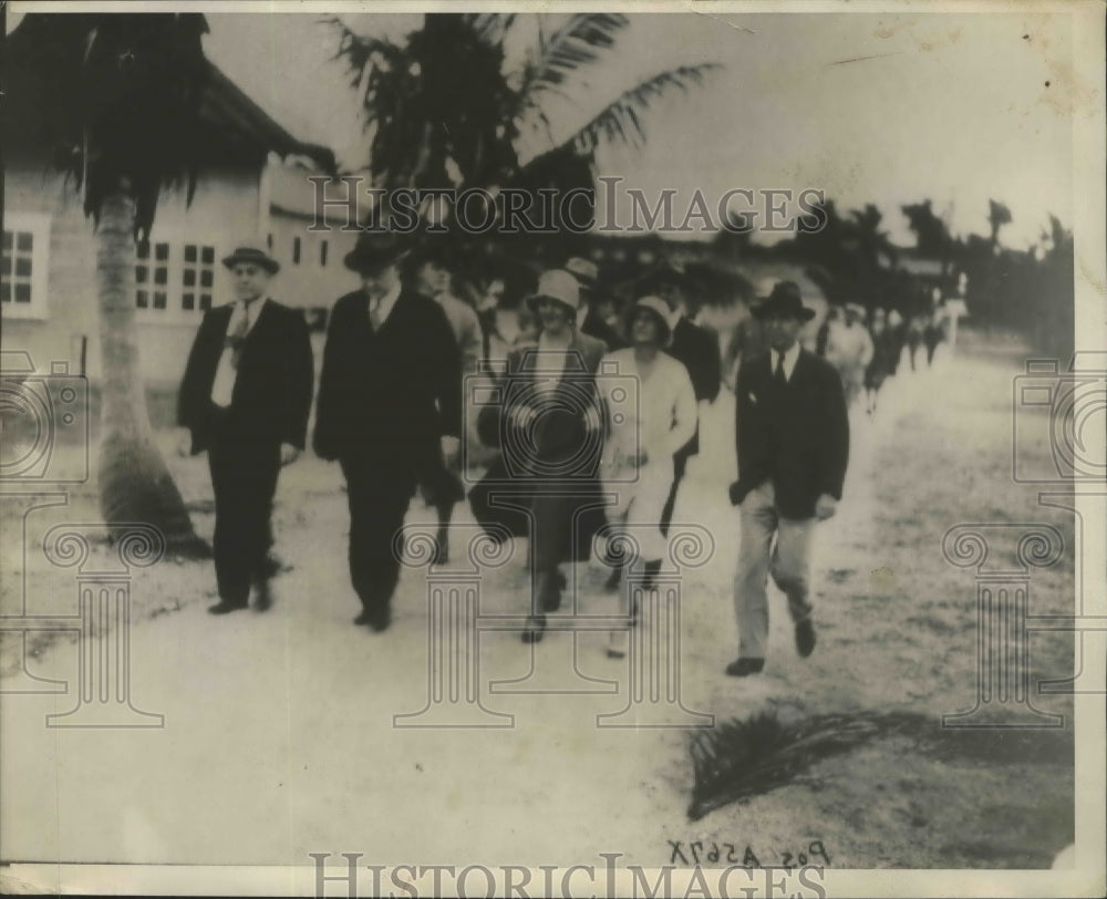 1930 Press Photo President and Mrs Hoover on Vacation - Historic Images