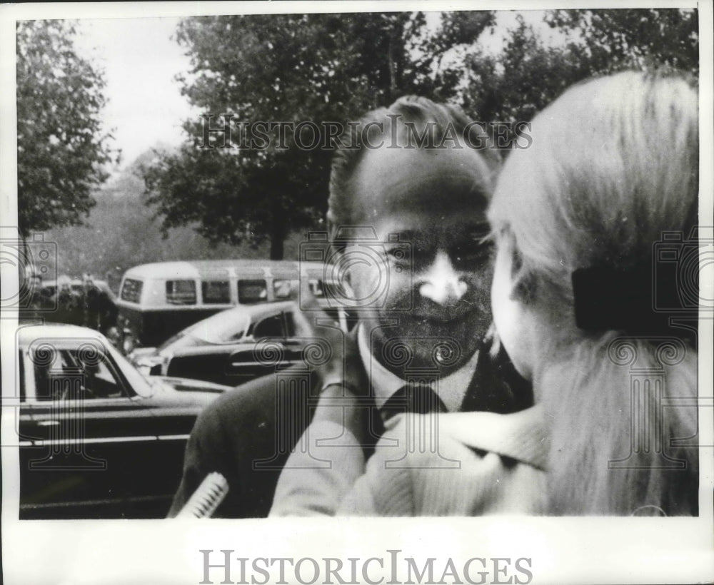 1968 Press Photo Television Reporter Ina Jangurova Greets Alexander Dubcak - Historic Images
